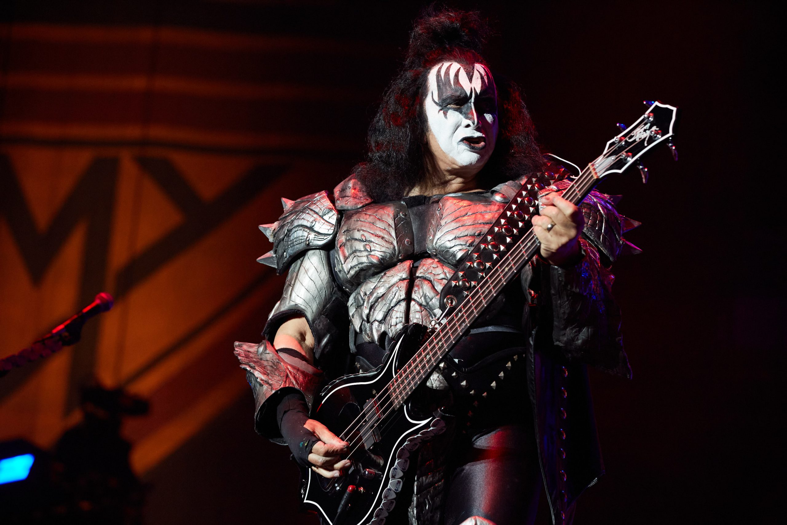 Gene Simmons de Kiss en el escenario con su icónica vestimenta y maquillaje.