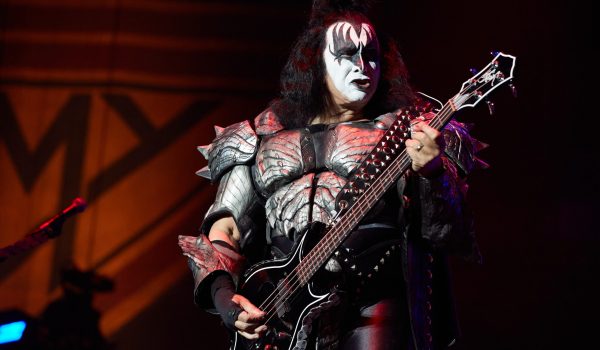 Gene Simmons de Kiss en el escenario con su icónica vestimenta y maquillaje.