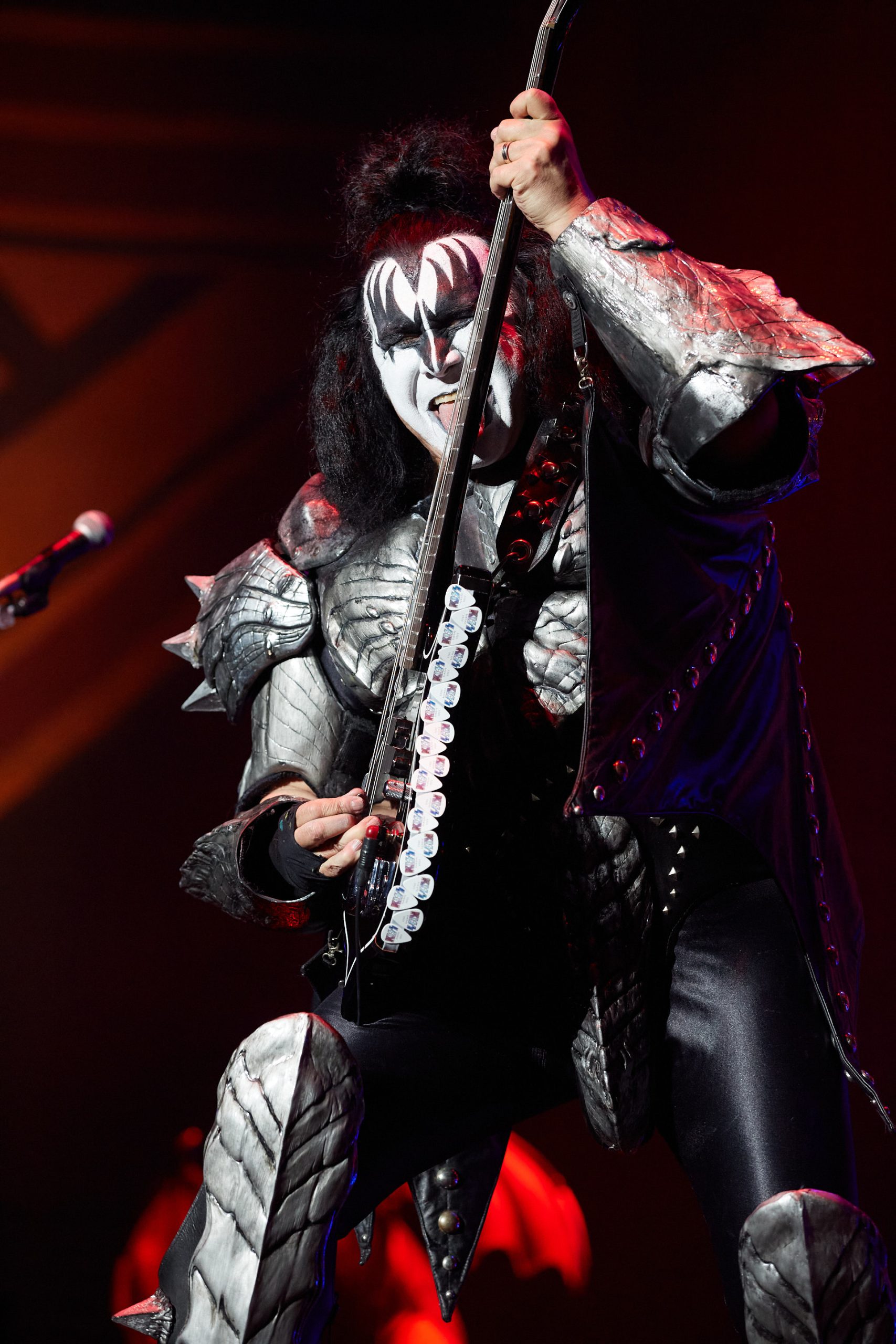 Gene Simmons de Kiss en el escenario con su icónica vestimenta y maquillaje.