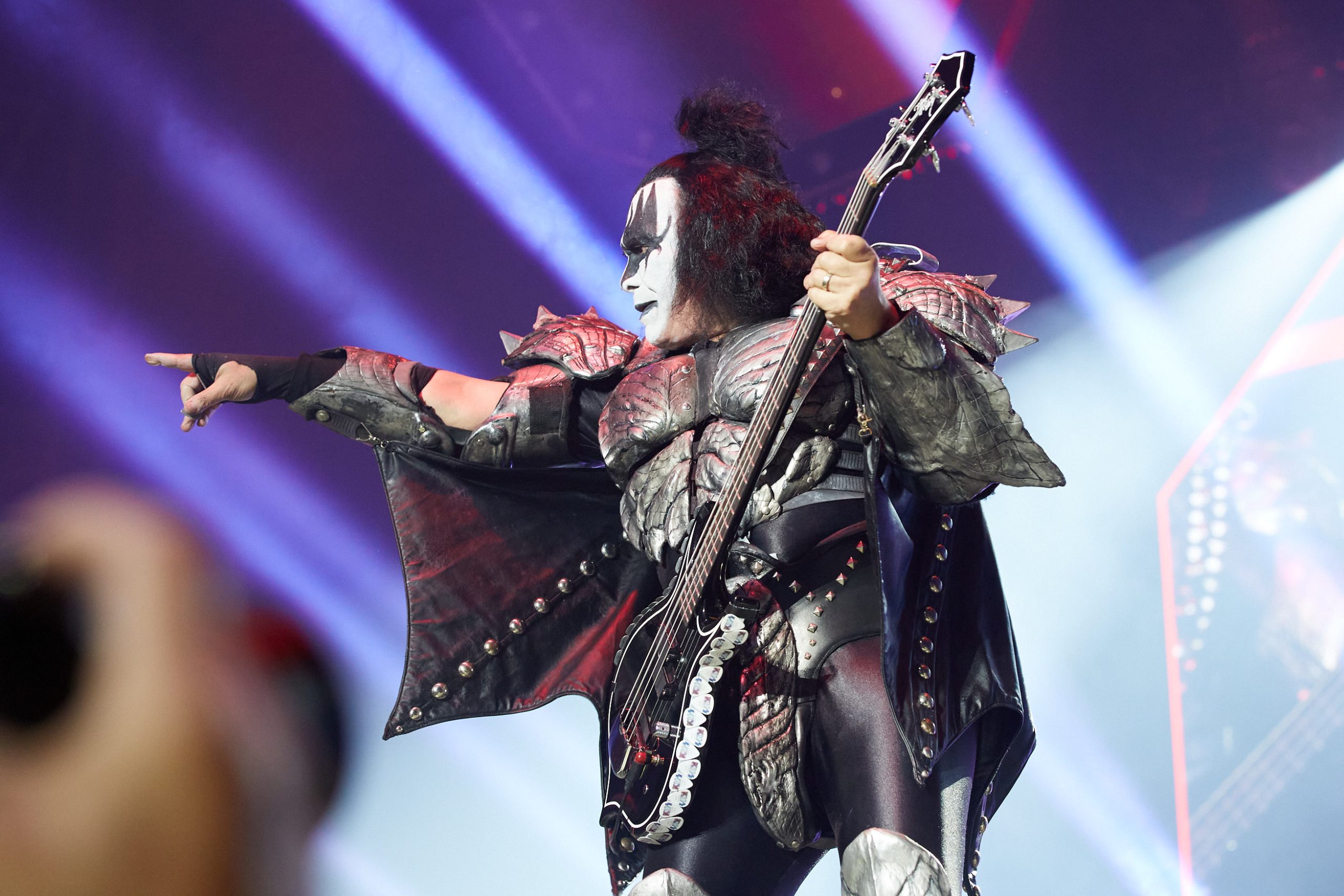 Gene Simmons de Kiss en el escenario con su icónica vestimenta y maquillaje.