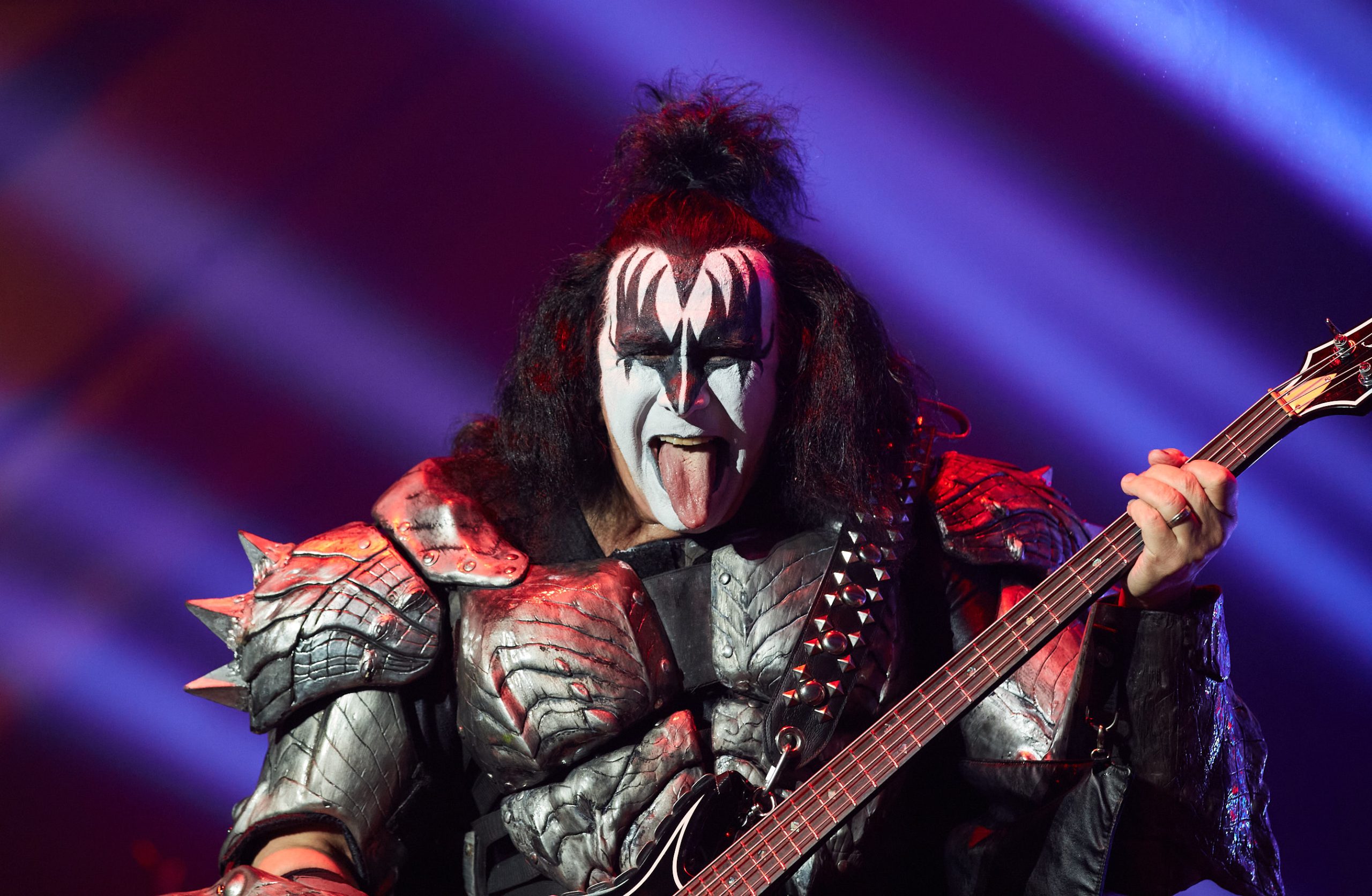 Gene Simmons de Kiss en el escenario con su icónica vestimenta y maquillaje.