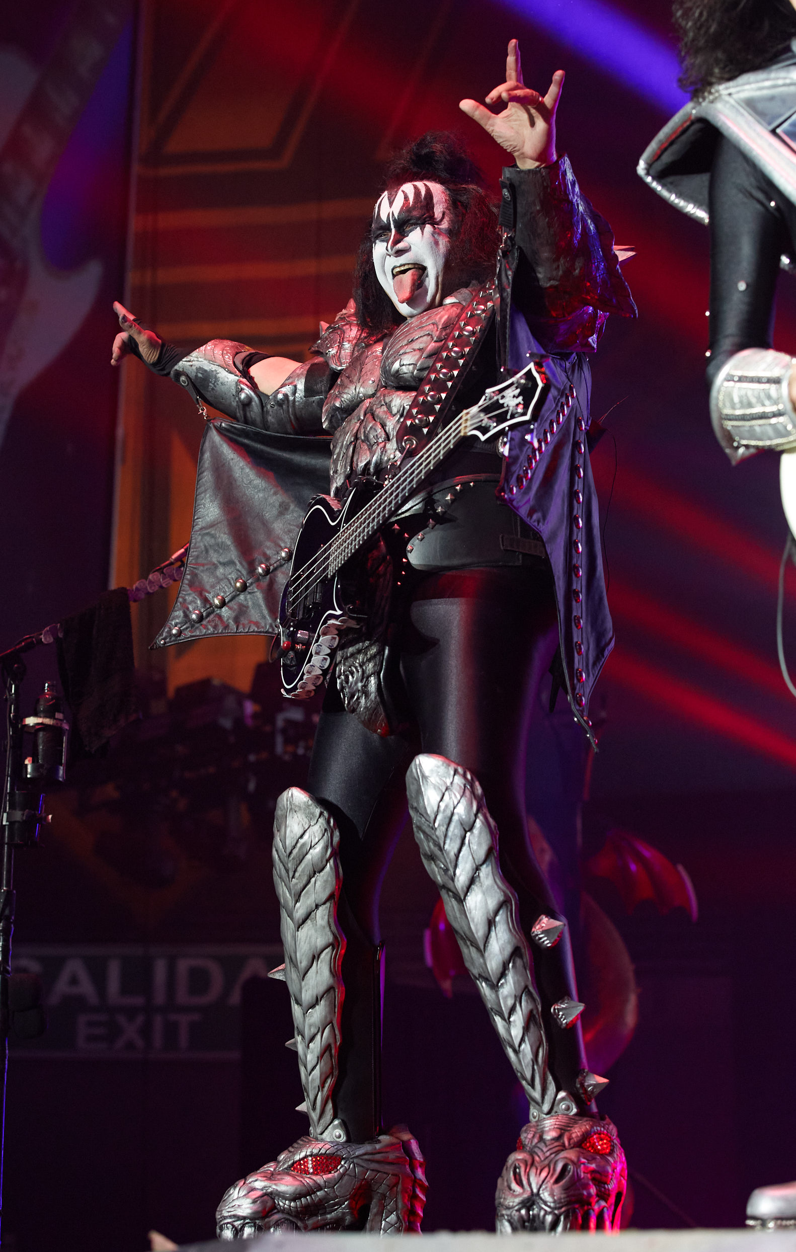 Gene Simmons de Kiss en el escenario con su icónica vestimenta y maquillaje.