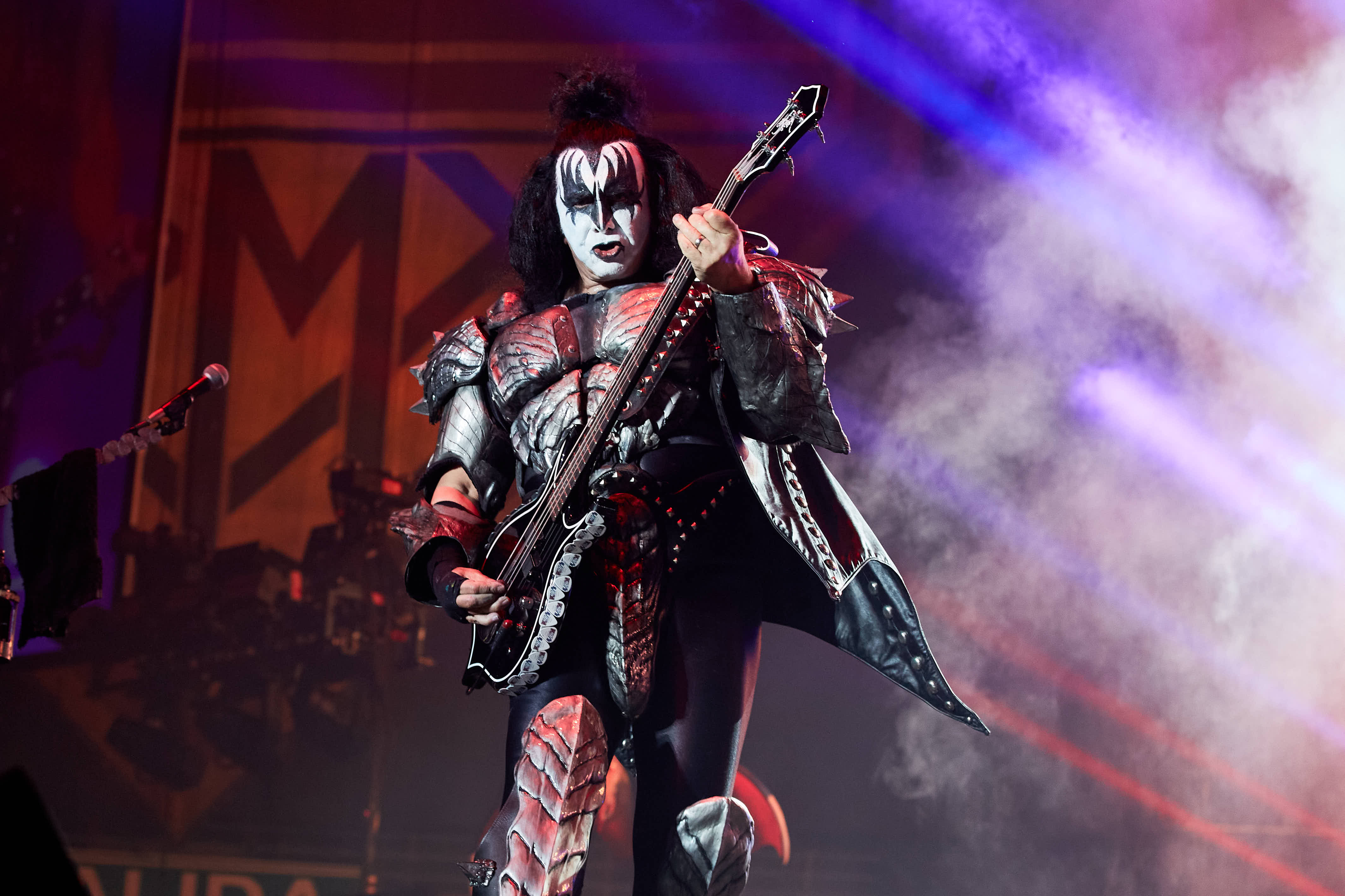 Gene Simmons de Kiss en el escenario con su icónica vestimenta y maquillaje.