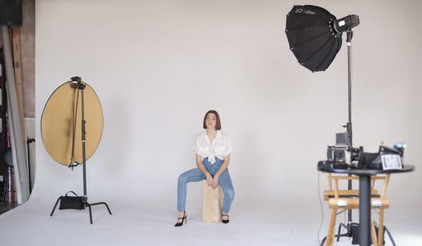 "actor en sesión de fotografía de retratos en estudio", "fotografía de retratos para actores al aire libre", "fotógrafo profesional capturando retratos de actores", "retrato de actor en escenario natural con fotógrafo"