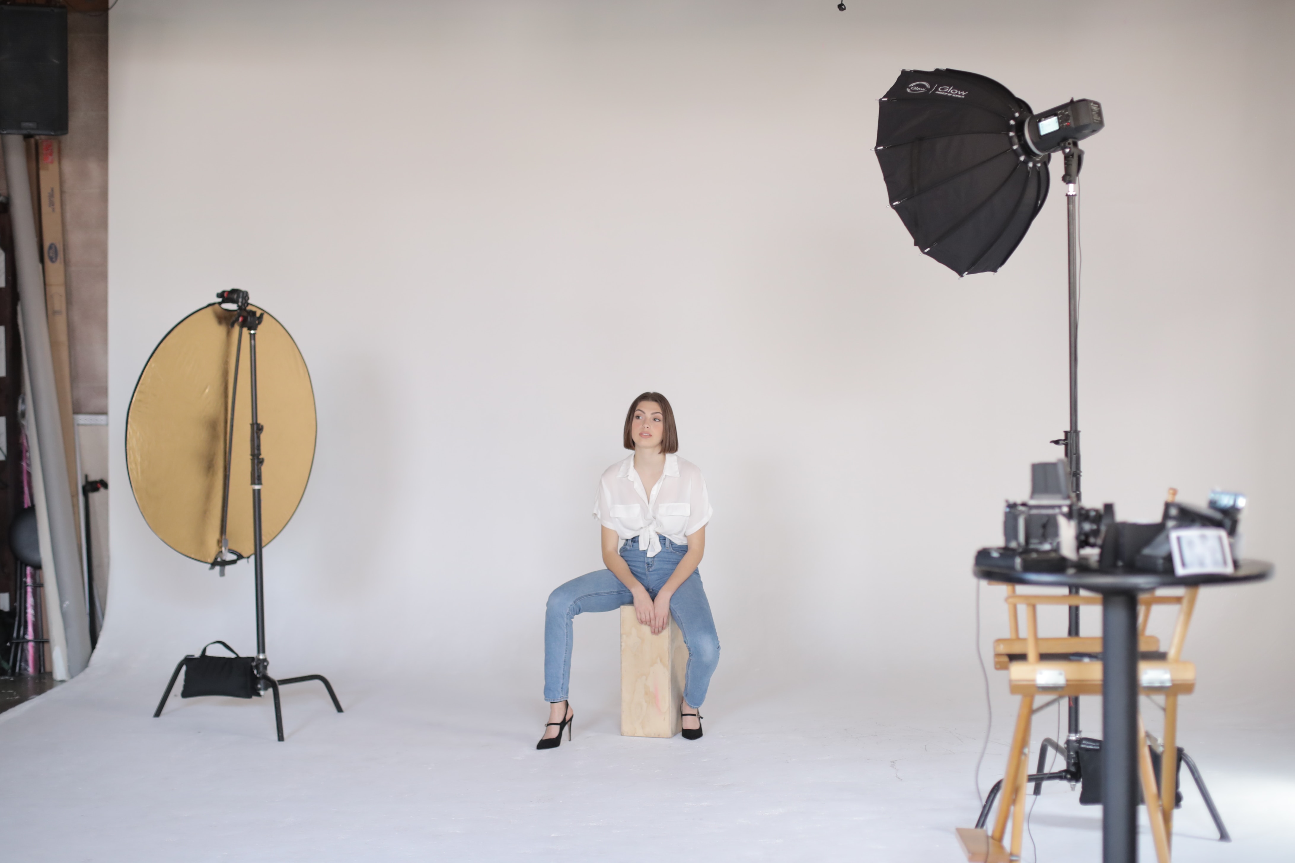 "actor en sesión de fotografía de retratos en estudio", "fotografía de retratos para actores al aire libre", "fotógrafo profesional capturando retratos de actores", "retrato de actor en escenario natural con fotógrafo"