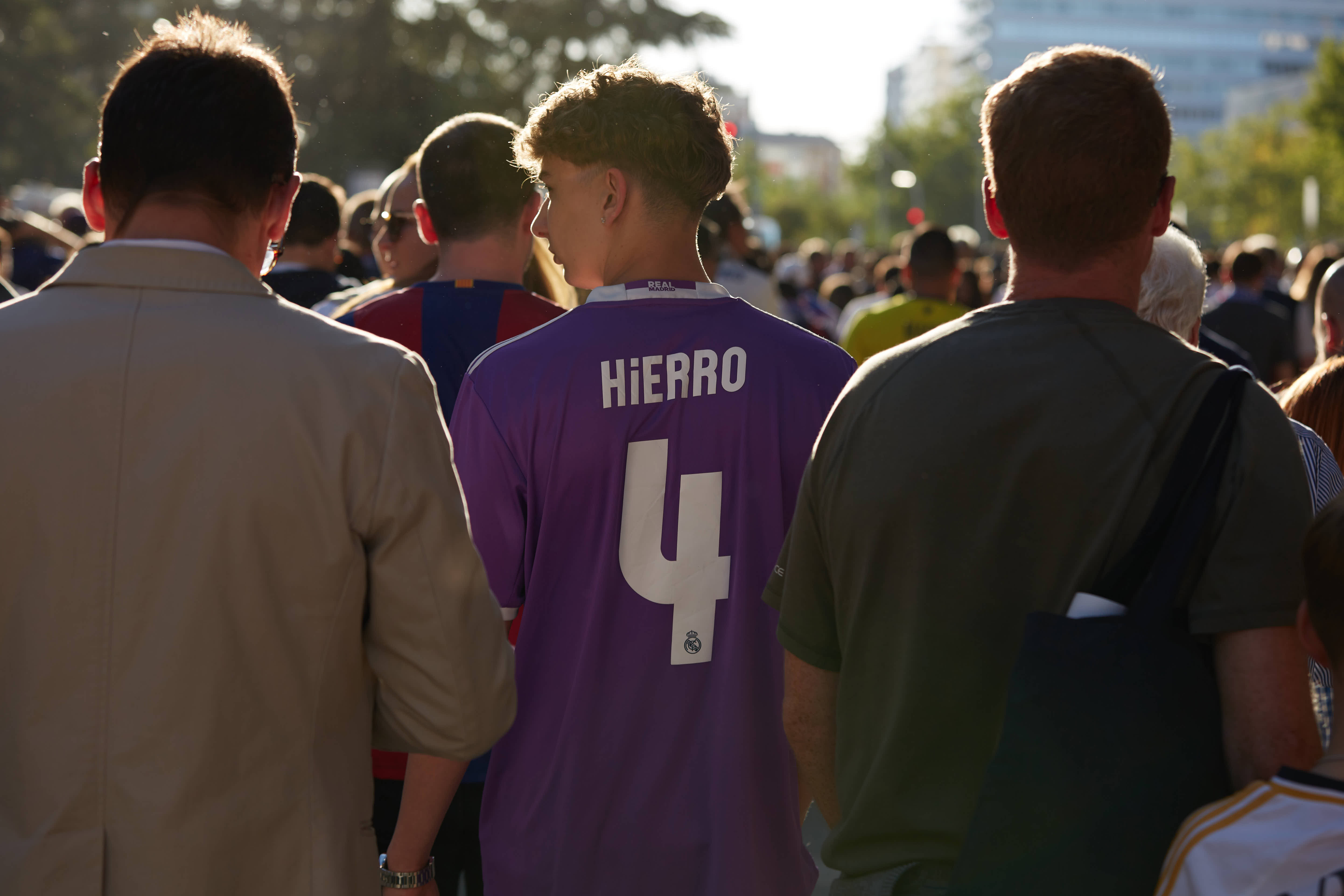Aficionado del Real Madrid con la camiseta de Fernando Hierro