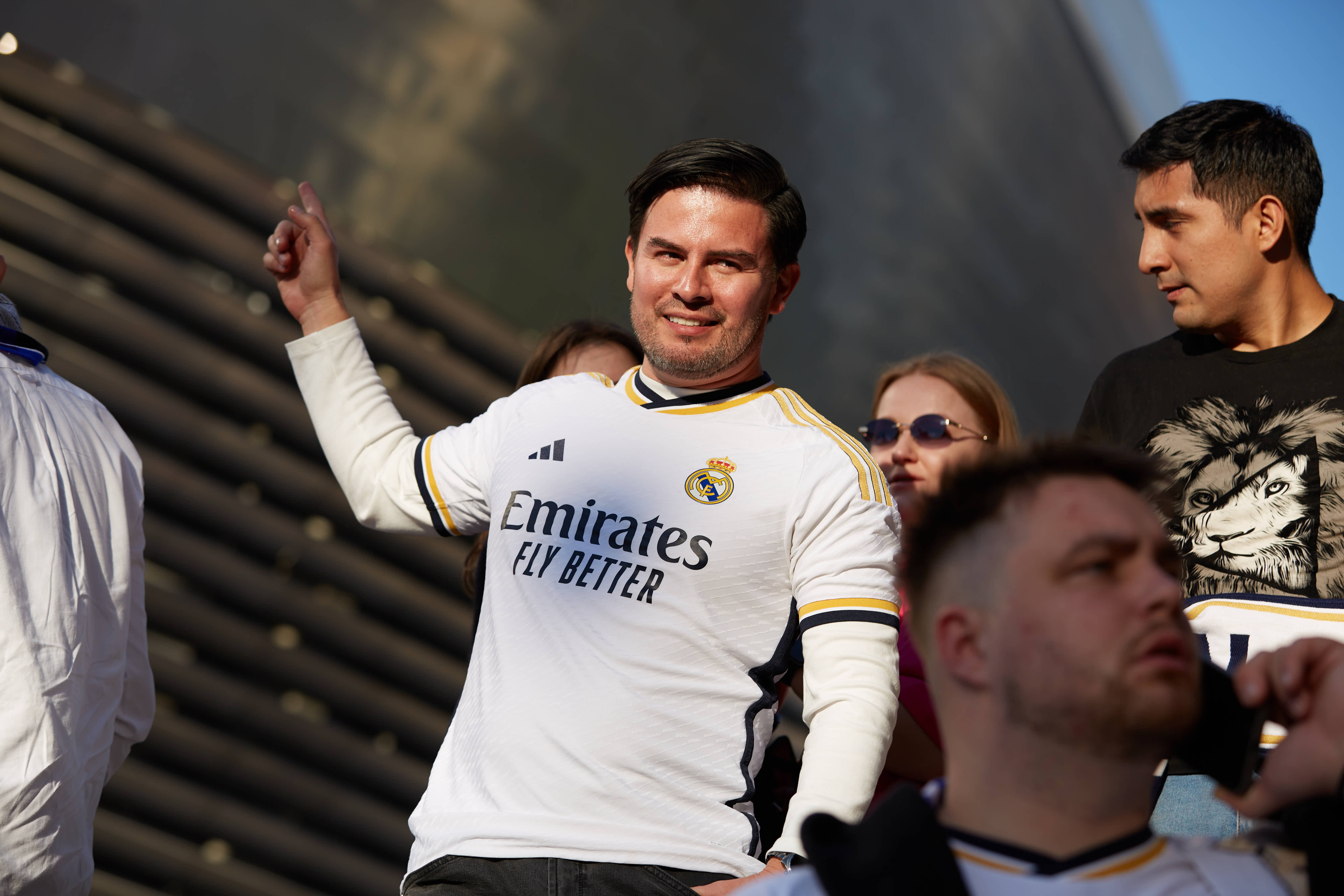 Un aficionado del Real Madrid inmortalizandose frente al nuevo Estadio